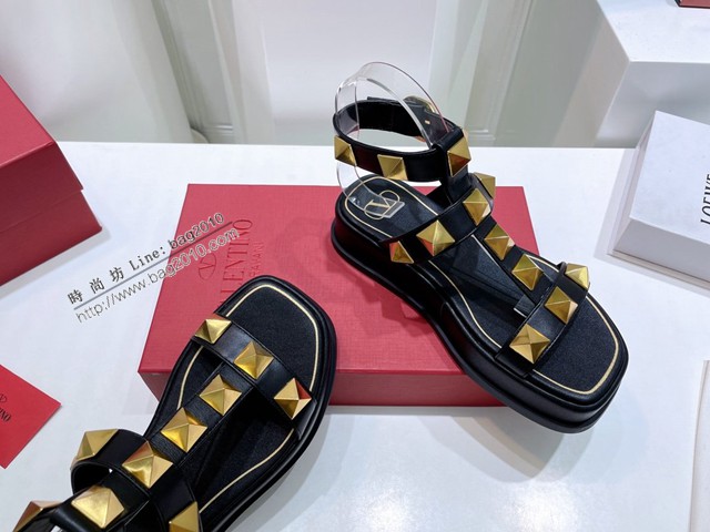 Valentino專櫃新款休閒時尚拖鞋 華倫天奴22春夏爆款系列松糕厚底釘扣沙灘涼拖鞋 dx3495